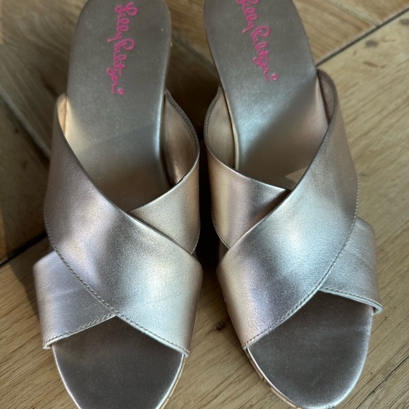 NWT Lilly Pulitzer Gold Wedge Sandals - Picture 2 of 6